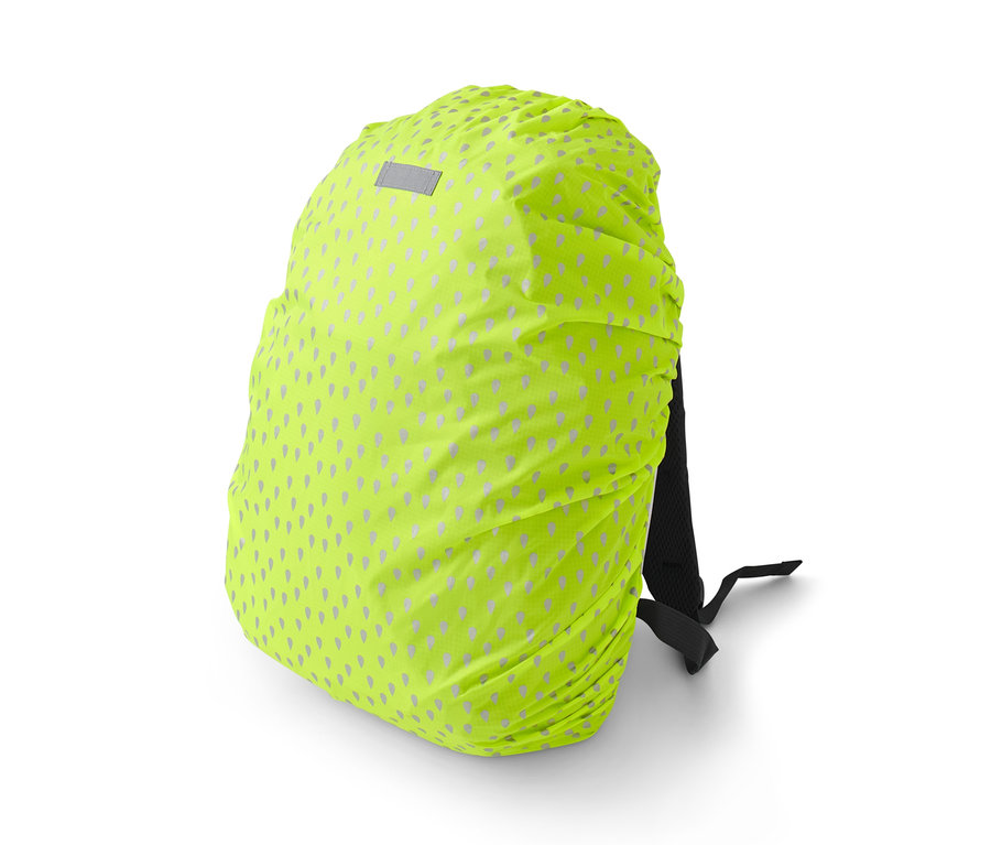 Un sac à dos jaune recouvert d'une housse de pluie réfléchissante pour sac à dos.
