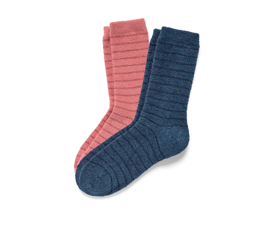 Deux paires de chaussettes moelleuses : une paire rose rayée, une paire bleue rayée.