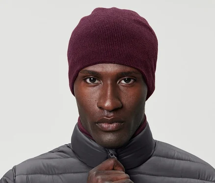 Portrait d'un homme portant un bonnet en maille.