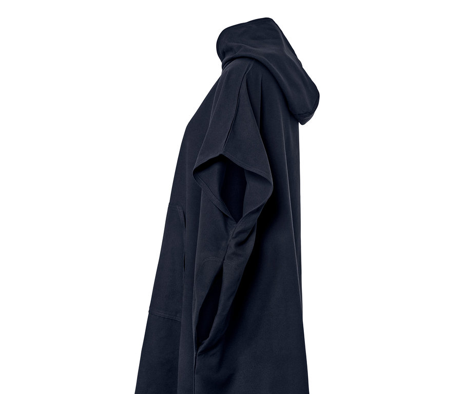 Poncho de change bleu avec capuche et poche.