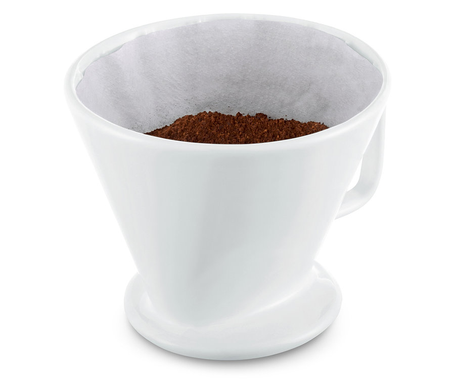 Café moulu dans un filtre à café manuel blanc, taille 4, avec filtre en papier.