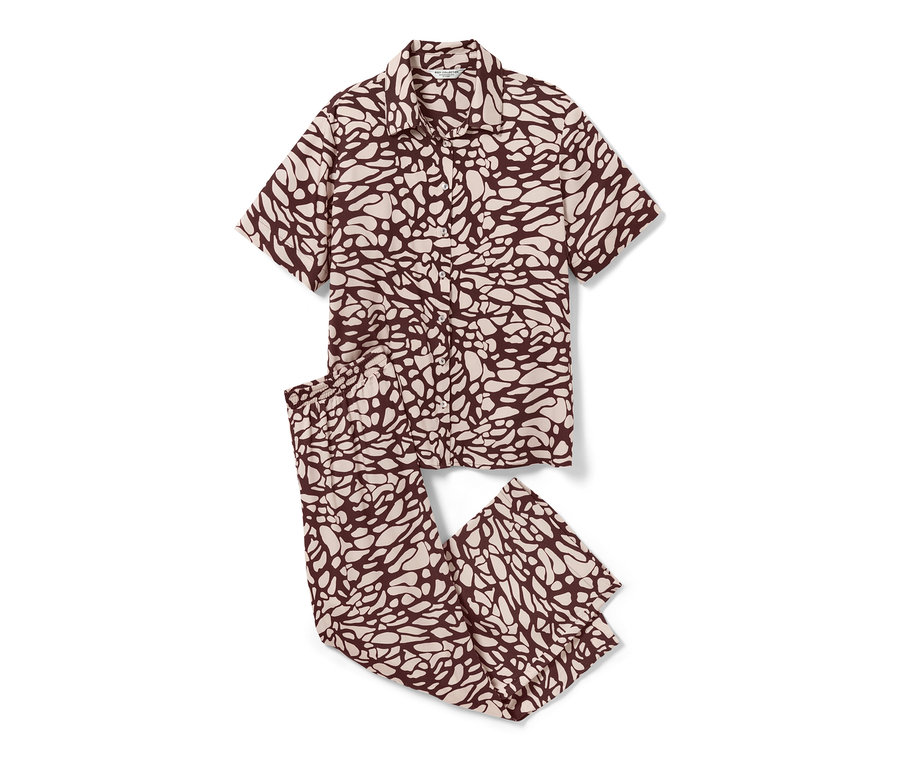 Pyjama marron avec motif crème.