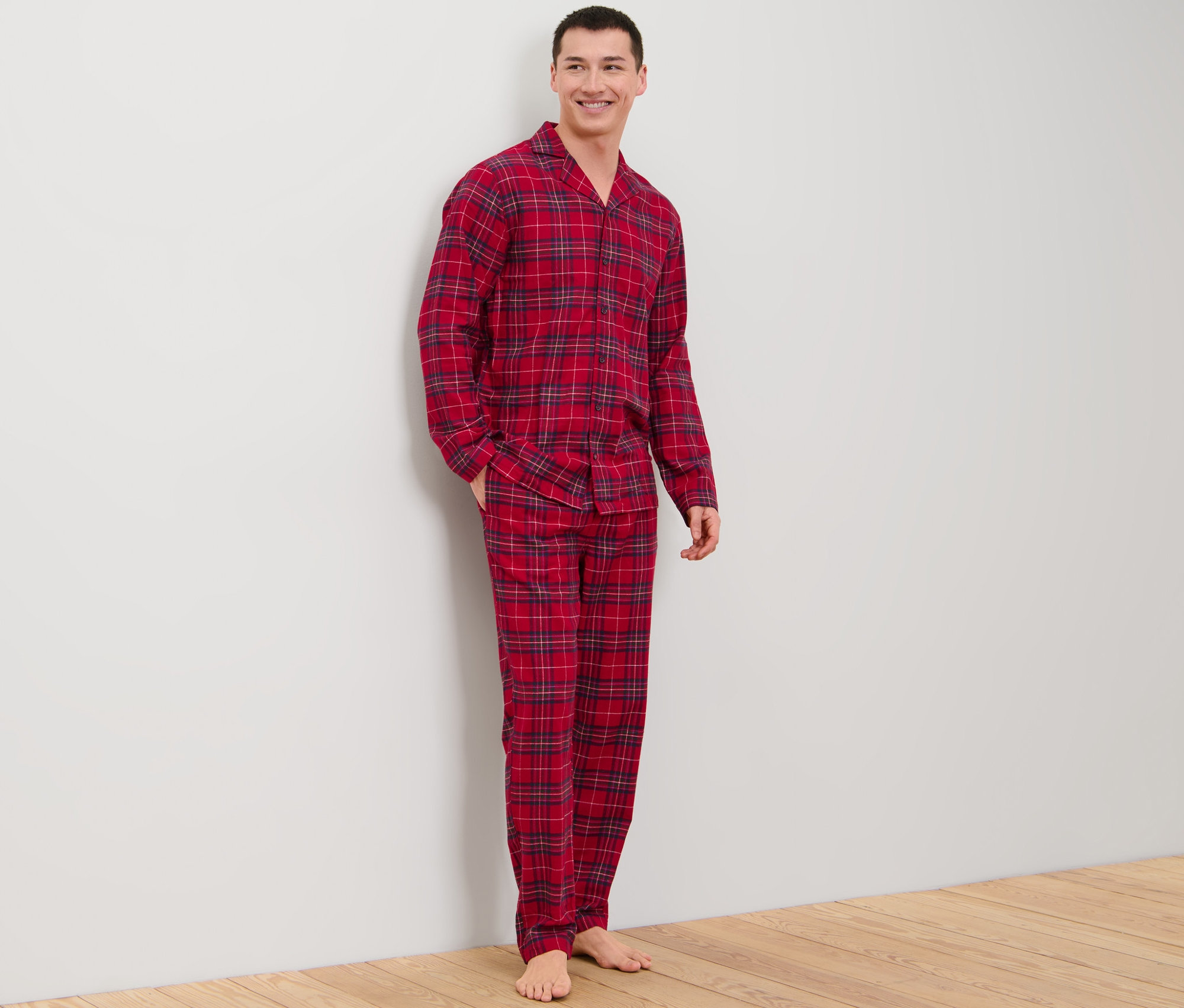 Un homme debout portant un pyjama en flanelle.
