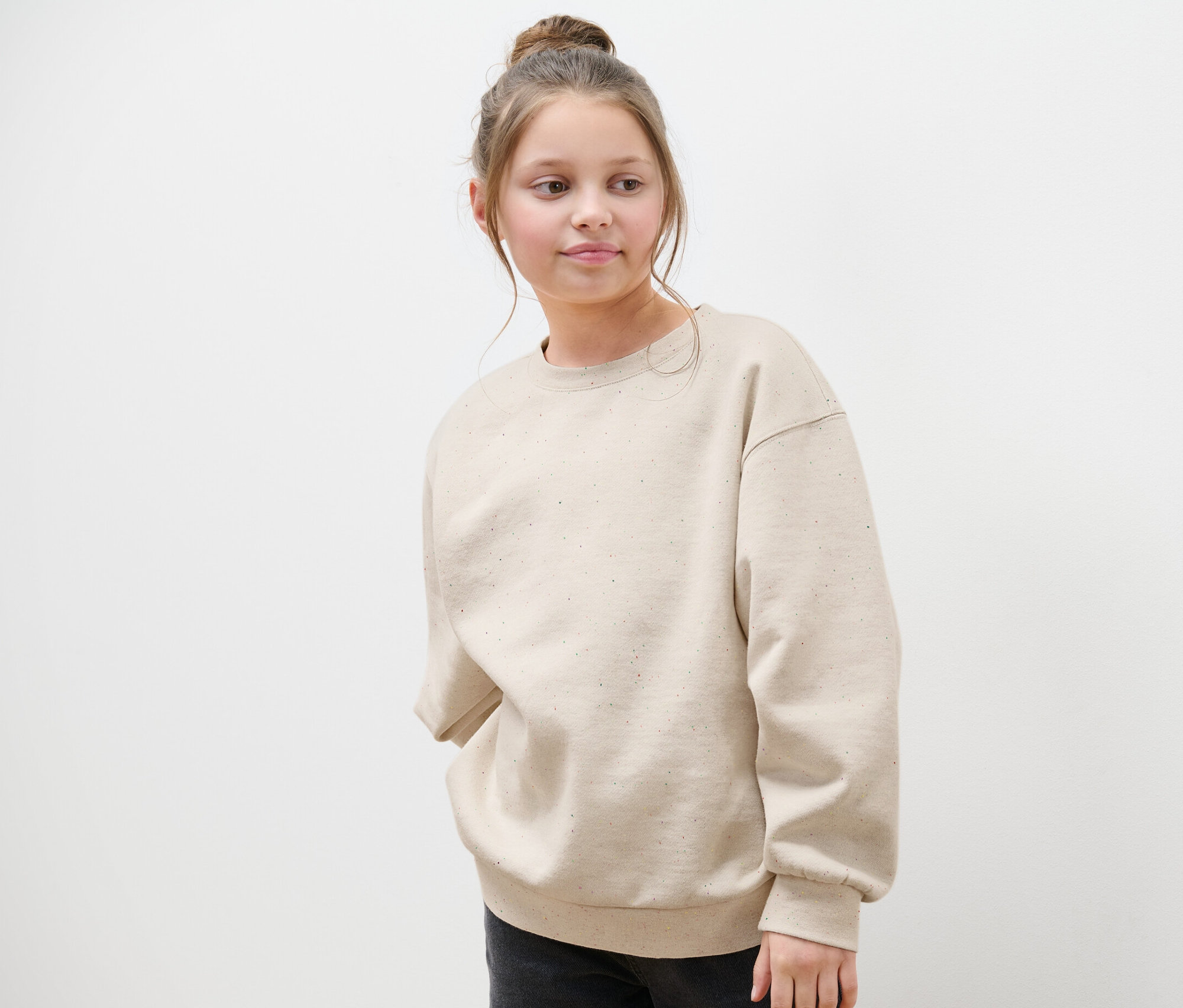 Fillette portant un sweat-shirt pour enfant.