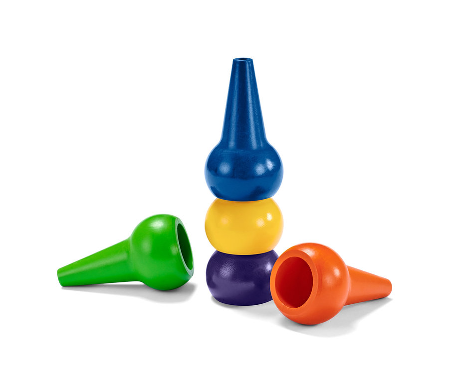 Sur un fond blanc, 5 crayons en cire sont empilés et placés.