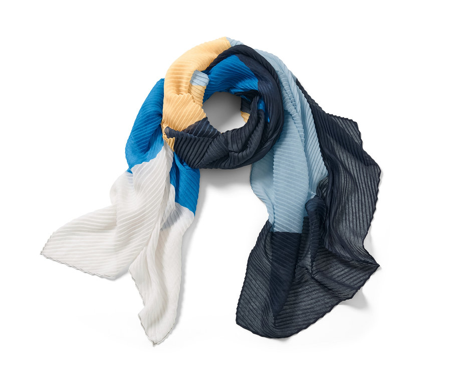 Gros plan d'une écharpe plissée avec des blocs de couleur.