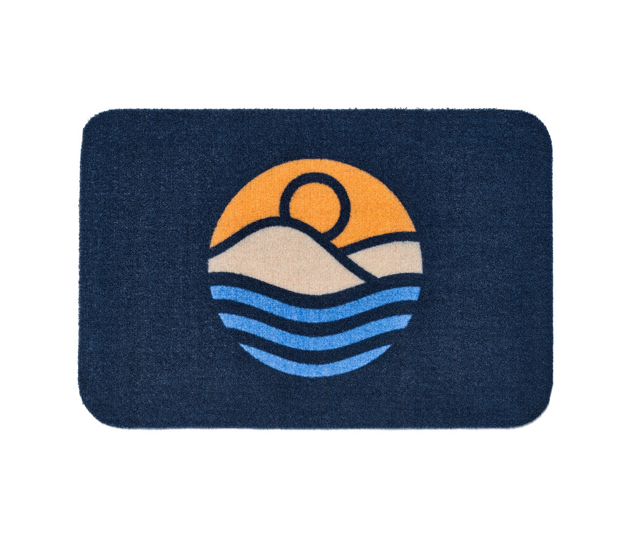 Paillasson bleu marine avec un motif de mer, de montagnes et de soleil.