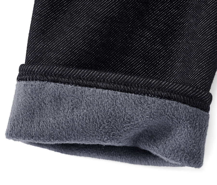 Gros plan sur le bas d'un legging doublé à l’aspect jean.