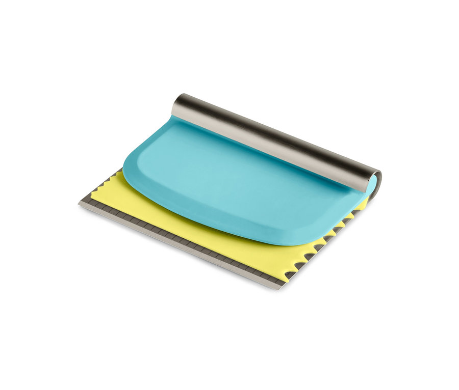 Gros plan sur un lot d'ustensiles de pâtisserie : un coupe-pâte bleu avec une tranche dentelée jaune.