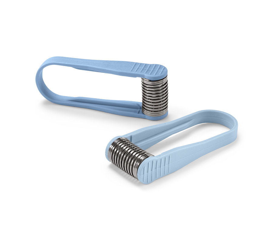 Deux mini-épilateurs pour le visage manuels bleu clair.