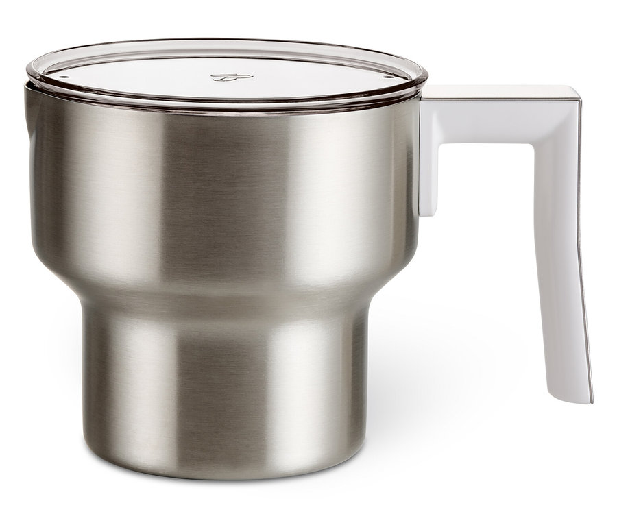 Un mousseur à lait à induction en acier inoxydable avec une poignée blanche et un couvercle transparent.