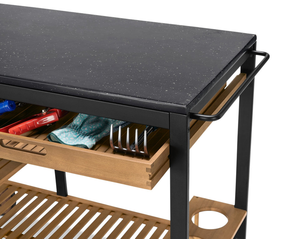 Gros plan sur un chariot de barbecue Elin avec un tiroir contenant des ustensiles et une surface de travail.