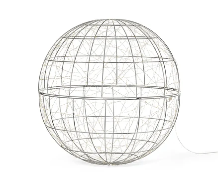Une grande boule LED avec un cadre en fil de fer et des lumières.