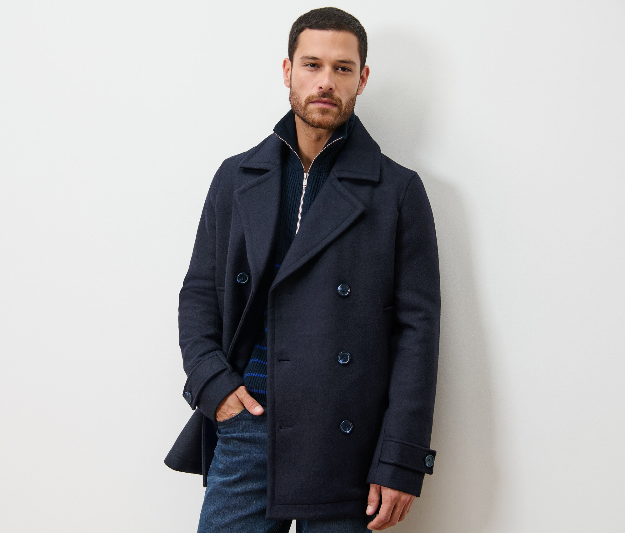 Un homme pose en caban.