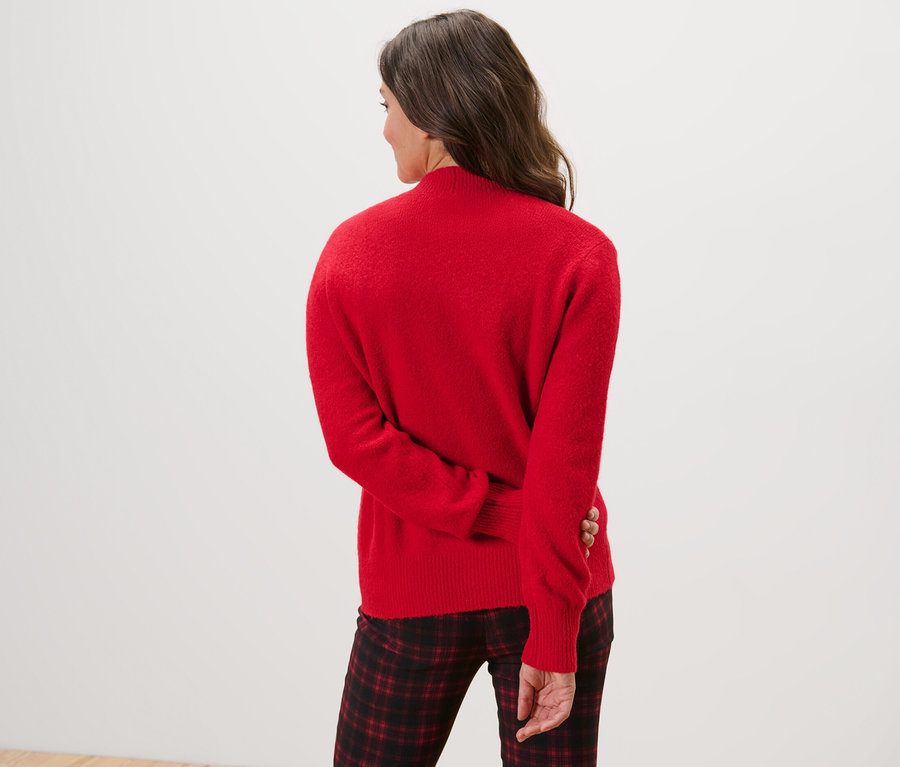 Vue arrière d'une femme portant un cardigan rouge.