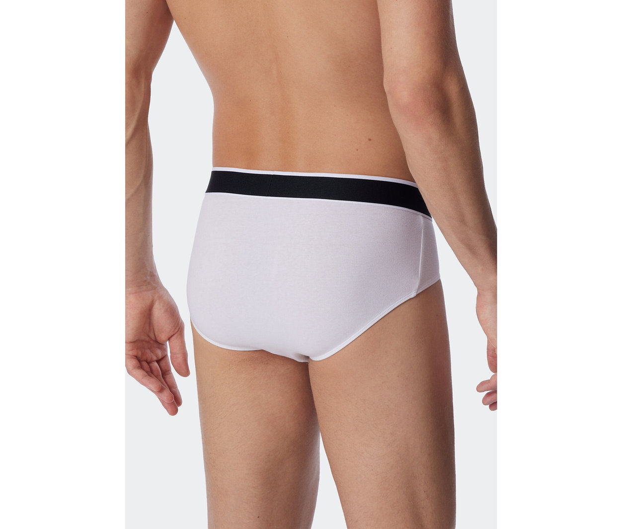 Homme de dos, portant un slip Rio SCHIESSER blanc avec une ceinture noire.