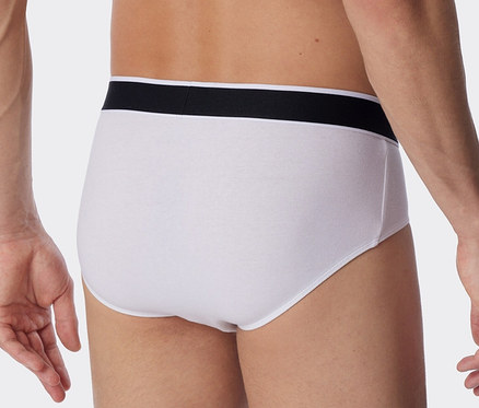 Un homme, vu de dos, porte 3 slips Rio SCHIESSER en coton bio, blanc.