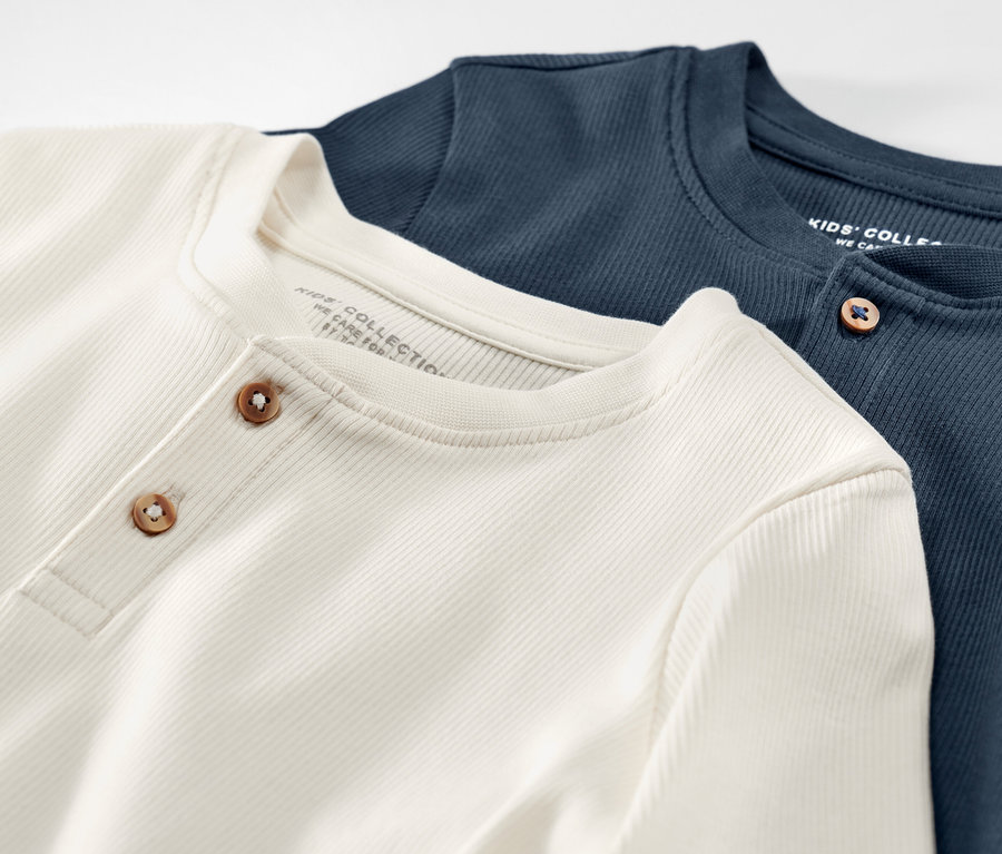Deux t-shirts Henley pour enfant avec structure côtelée superposés.