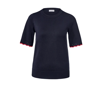 Pull en maille fine bleu foncé avec manches courtes et bordure rouge.