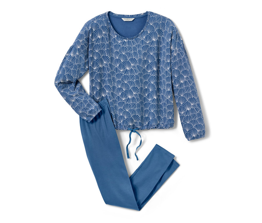 Un pyjama bleu avec legging et motif blanc est posé sur un fond blanc.