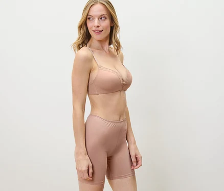 Blonde portant un soutien-gorge et 2 shorts de cycliste, beige et blanc.