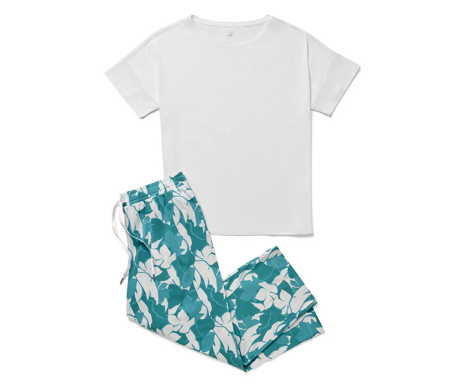 Haut de pyjama blanc et pantalon à motif floral.