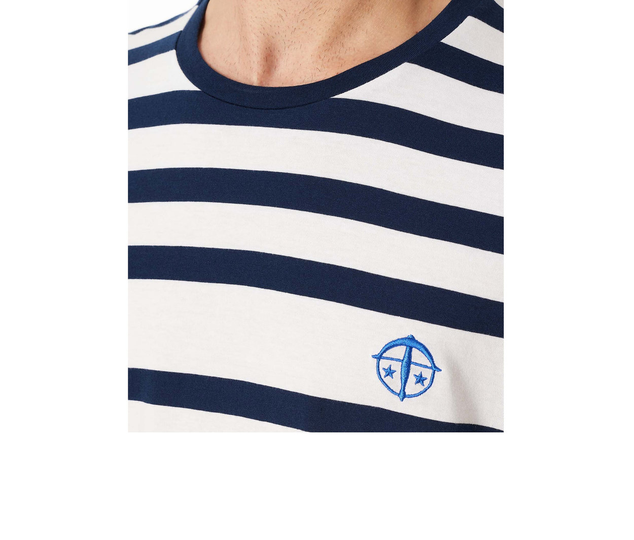 Homme portant un haut de pyjama SCHIESSER à rayures bleu marine et blanches avec un logo brodé bleu sur la poitrine.