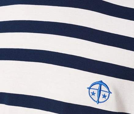 Gros plan d'un homme portant un t-shirt rayé avec un logo bleu.