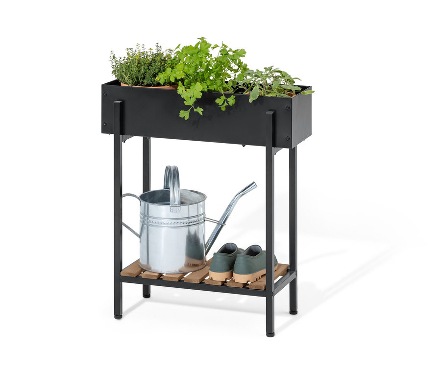 Console « Elin » avec plantes, arrosoir et chaussures.