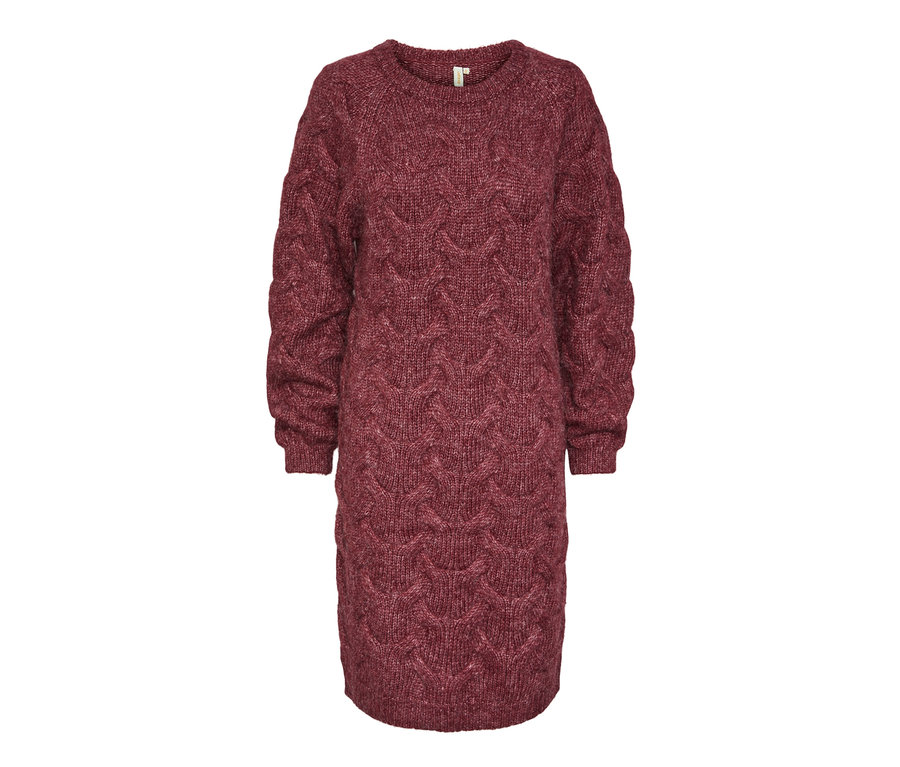 Robe bordeaux en grosse maille.