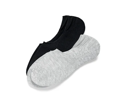 Deux paires de soquettes de sport, une noire et une grise.
