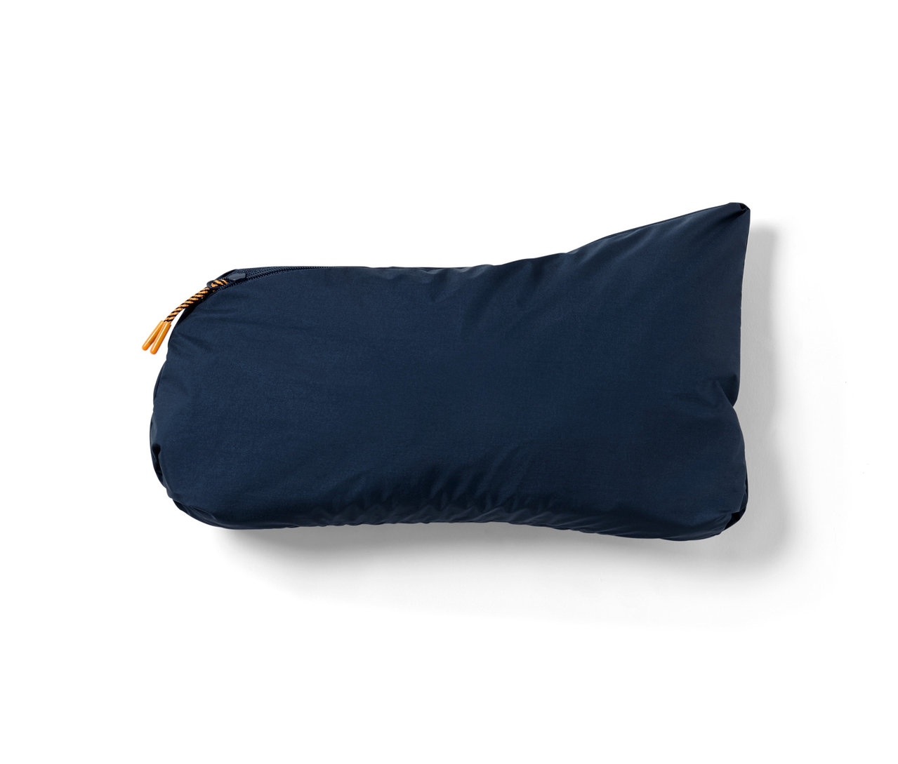 Une veste de pluie pliable bleu foncé.