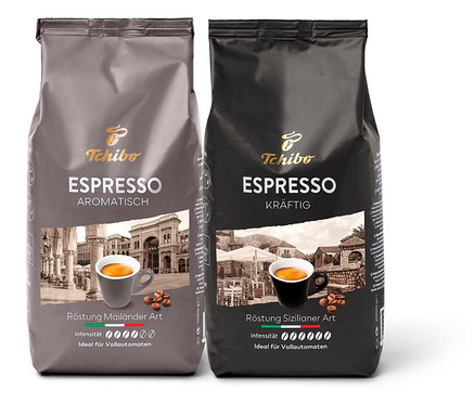 Deux paquets de café Tchibo Espresso, un gris et un noir. Expresso – set de best-sellers.
