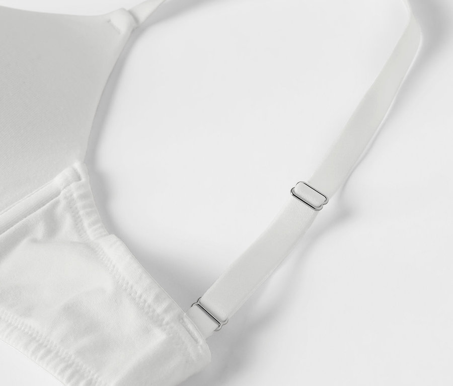 Détail d'un soutien-gorge blanc avec bretelles réglables.
