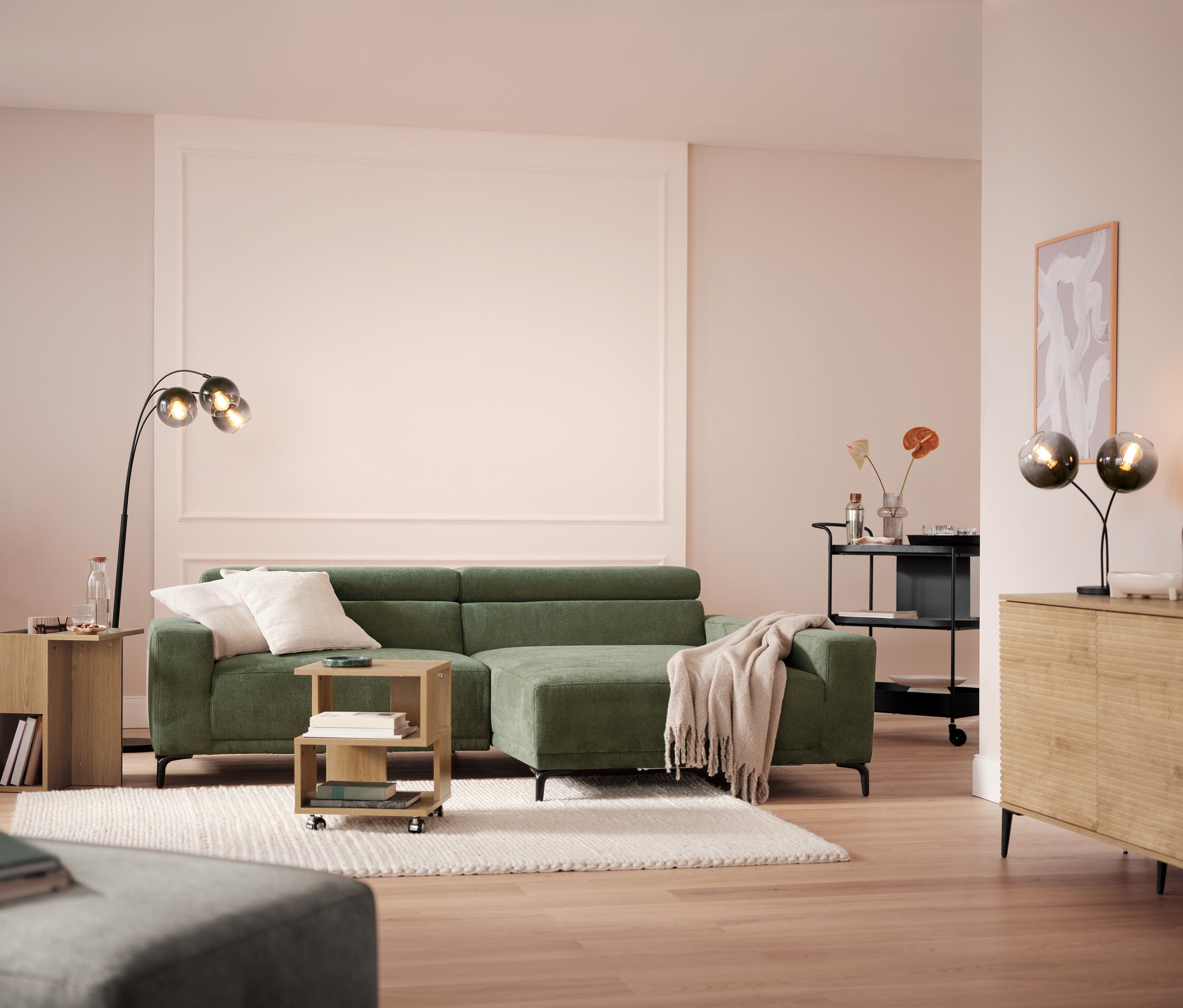 Salon avec canapé, lampe et desserte à plateau.