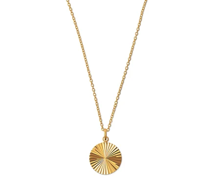 Collier doré avec pendentif rond à motif rayonnant.