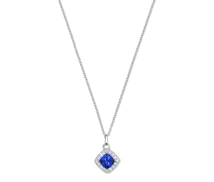 Collier en argent avec pendentif carré bleu orné de pierres blanches.