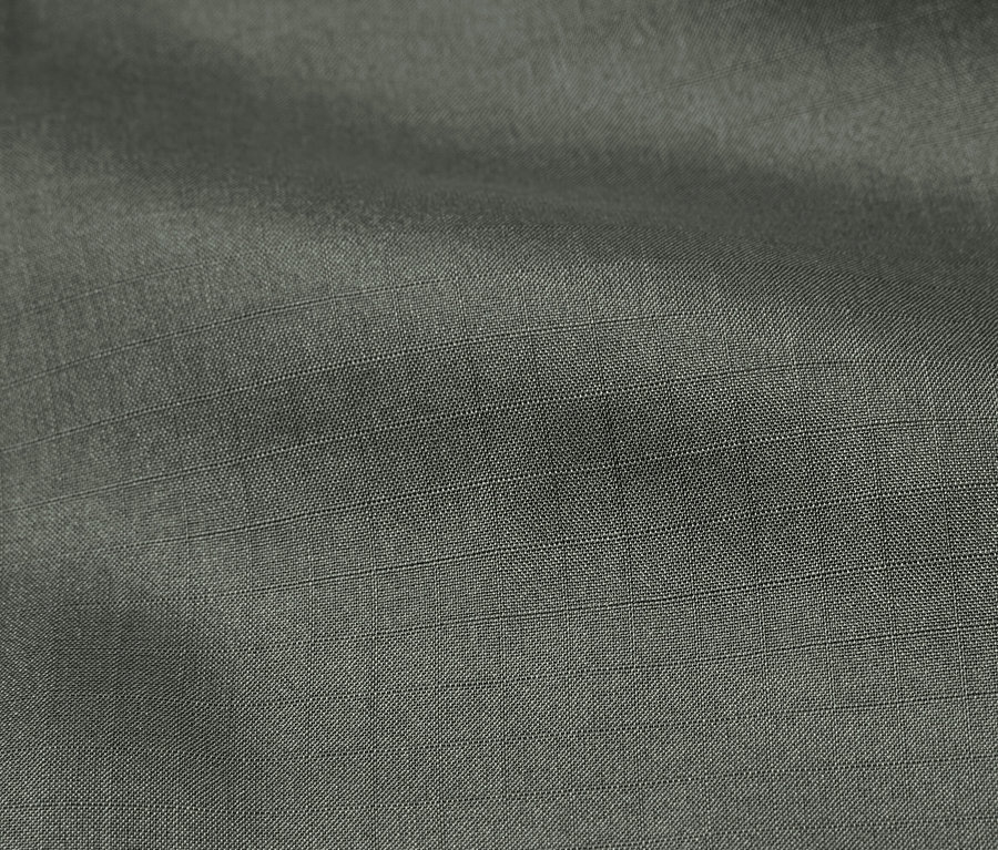 Gros plan d'un drap de sac de couchage en soie grise.