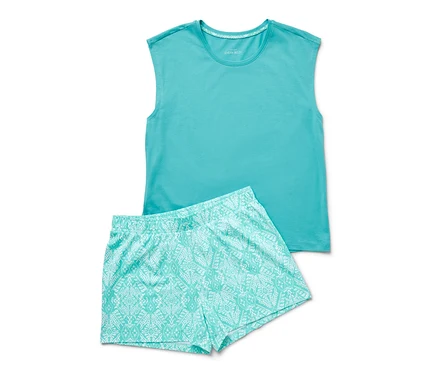 Ensemble pyjama shorty turquoise composé d'un haut sans manches et d'un short à motifs.