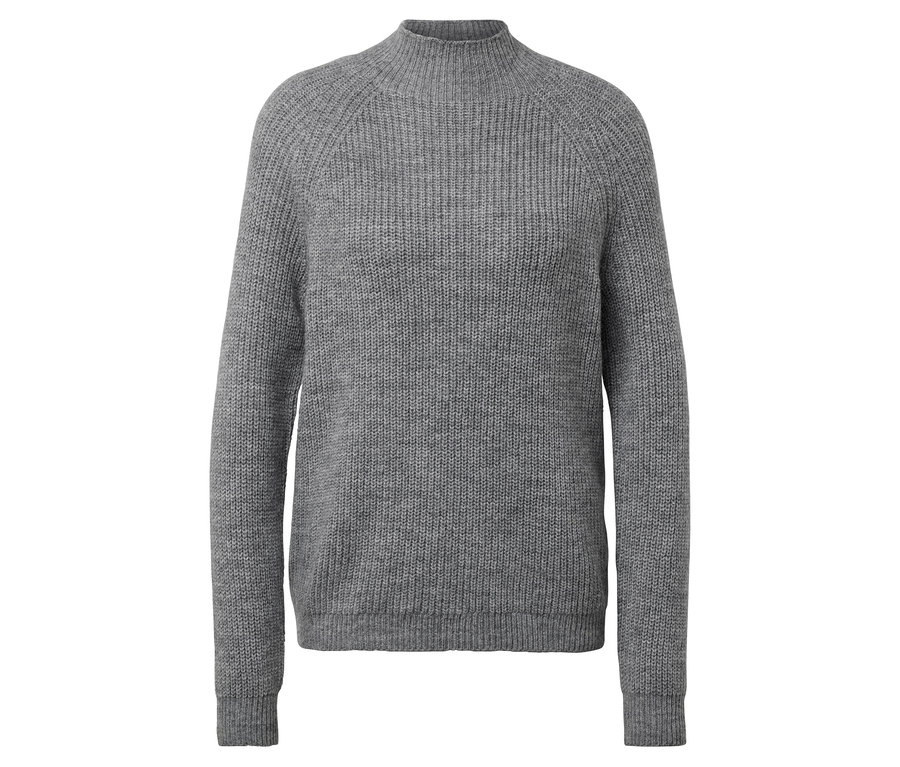 Un pull gris en tricot à col roulé sur un fond blanc.