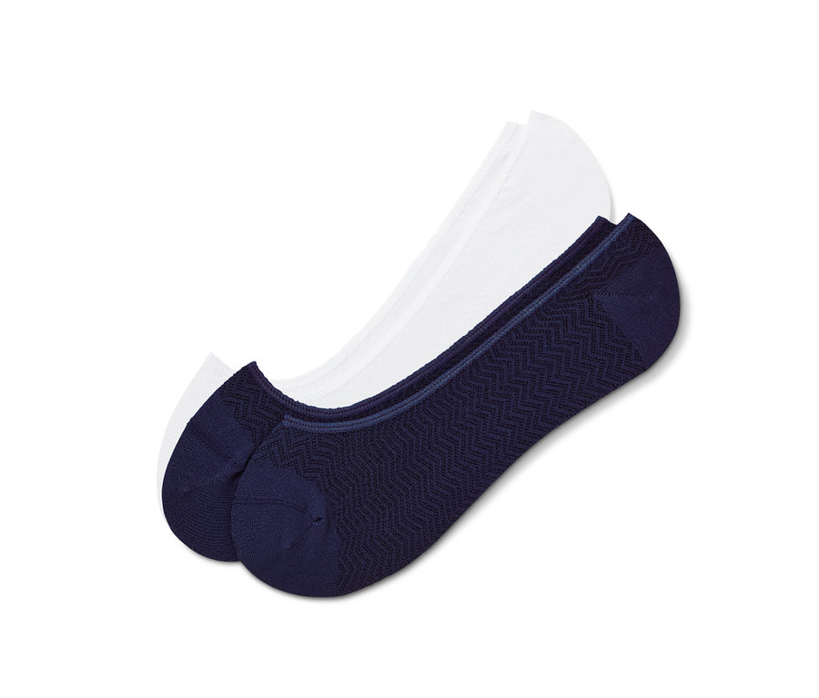 Deux paires de socquettes de sport, une blanche et une bleu marine.