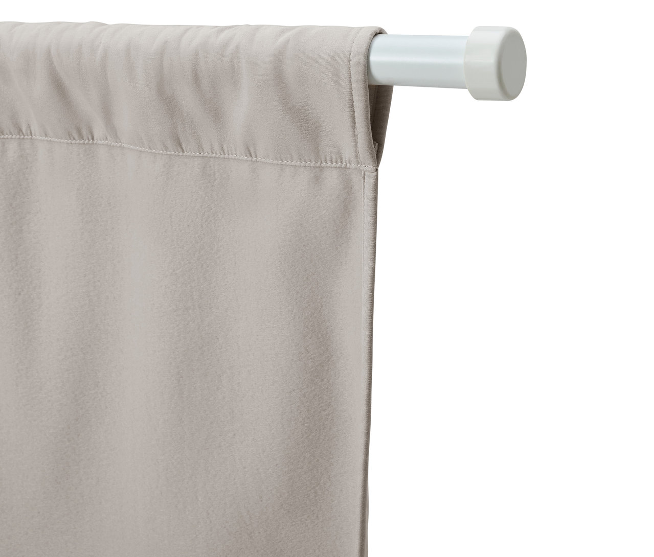 Un rideau beige est suspendu à une tringle télescopique blanche.