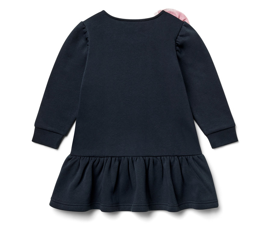 Robe bleu foncé à manches longues avec une décoration rose sur l'épaule.