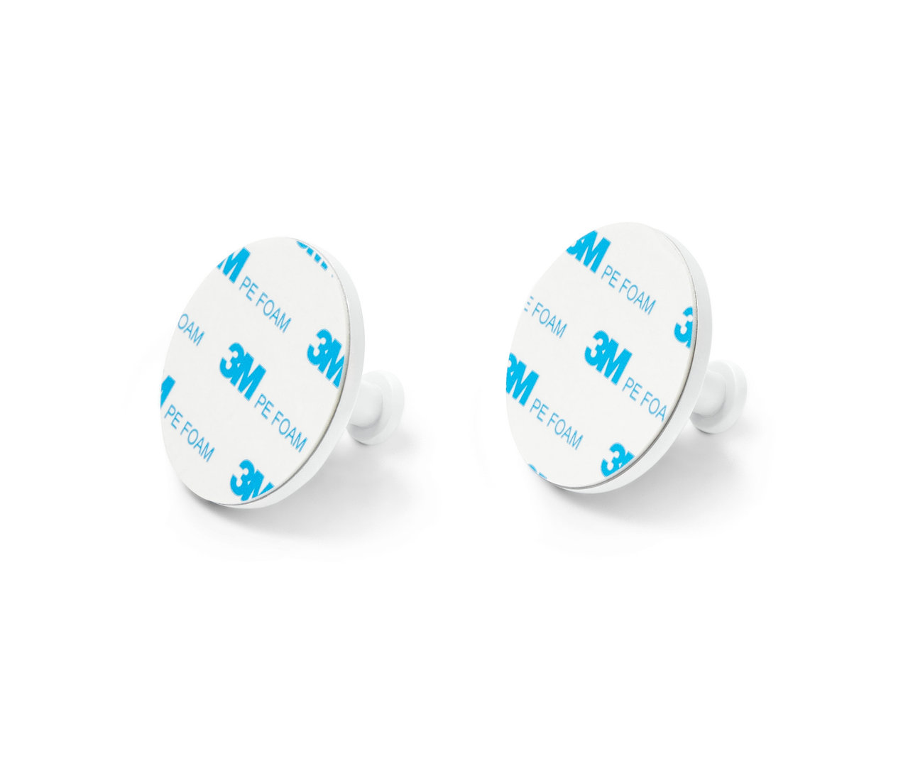 Deux crochets blancs.