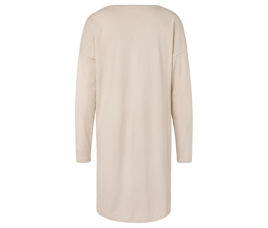 Robe beige à manches longues.