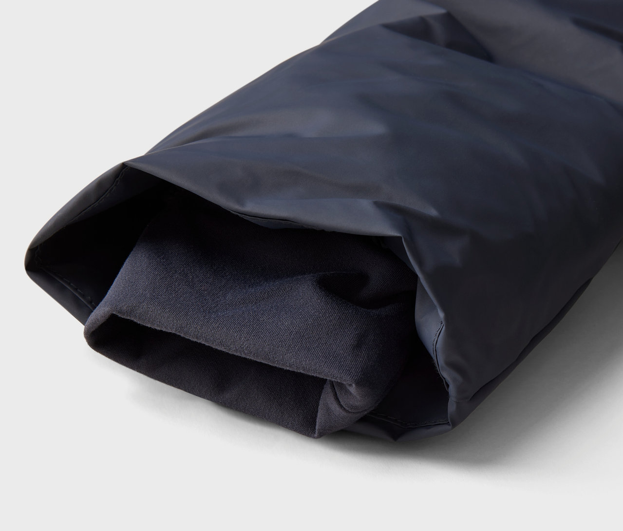 Détail de la manche bleue d'une veste avec manchette intérieure.