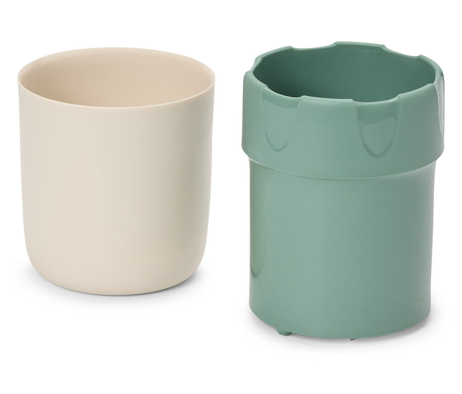 Deux gobelets, un crème et un vert.