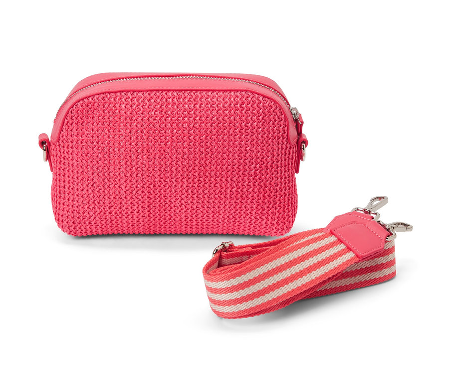 Un sac bandoulière rose avec une sangle rayée rose et blanche.