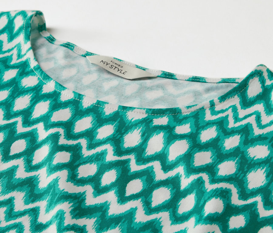 Détail d'une blouse imprimée.