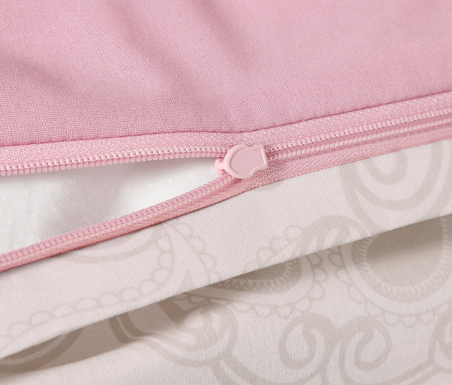 Détail d'une parure de lit en renforcé rose avec un motif mandala et une fermeture éclair.